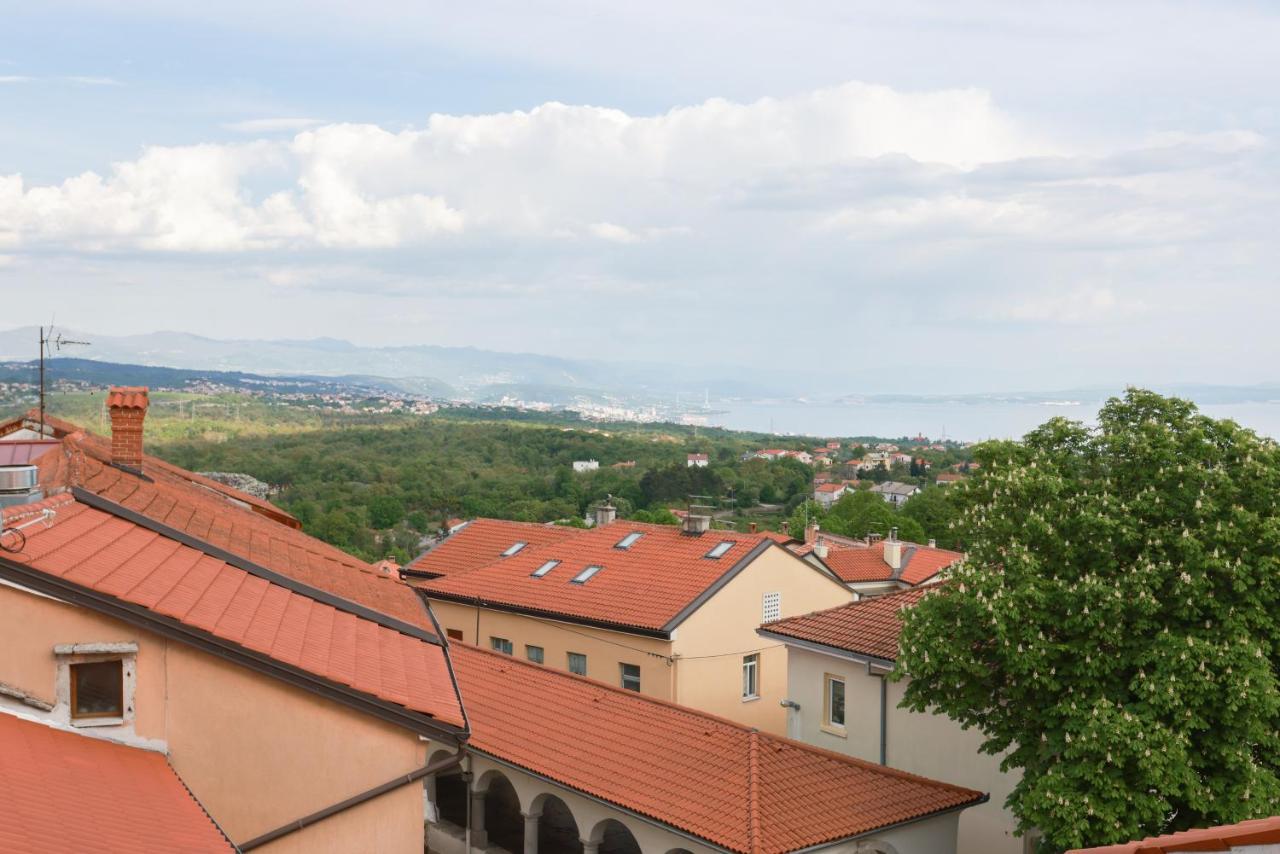 Apartmani Nad Voltun Kastav Exteriör bild